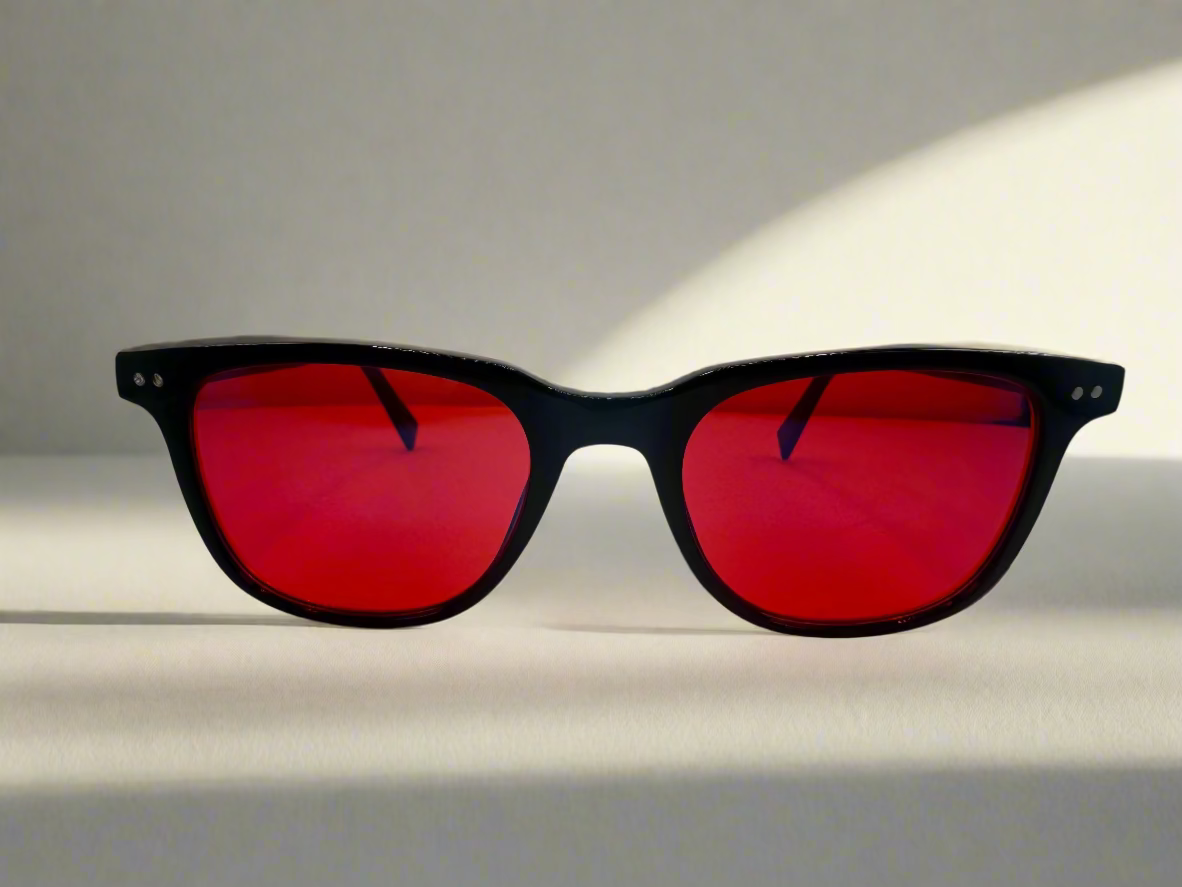 Black Frames-Red Lens